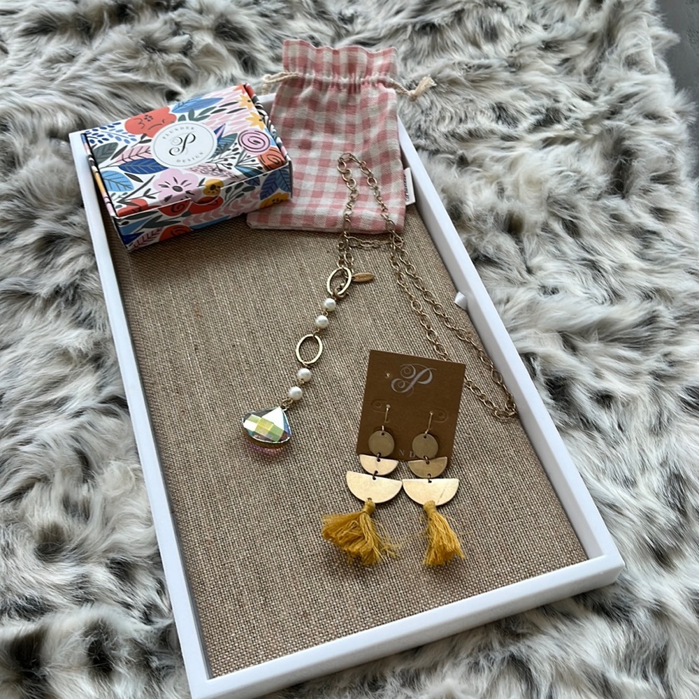 Plunder gold earrings and necklace Necklace with a gemstone earrings with tassel